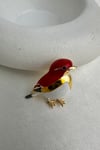 Altın Rengi Kırmızı Beyaz Detay Kuş Broş (3cm)