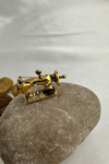 Altın Rengi Terzi Dikiş Makinesi Broş (3cm)