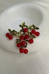 Altın Rengi Yaprak Detay Kırmızı Üzüm Salkımı Broş (4cm)