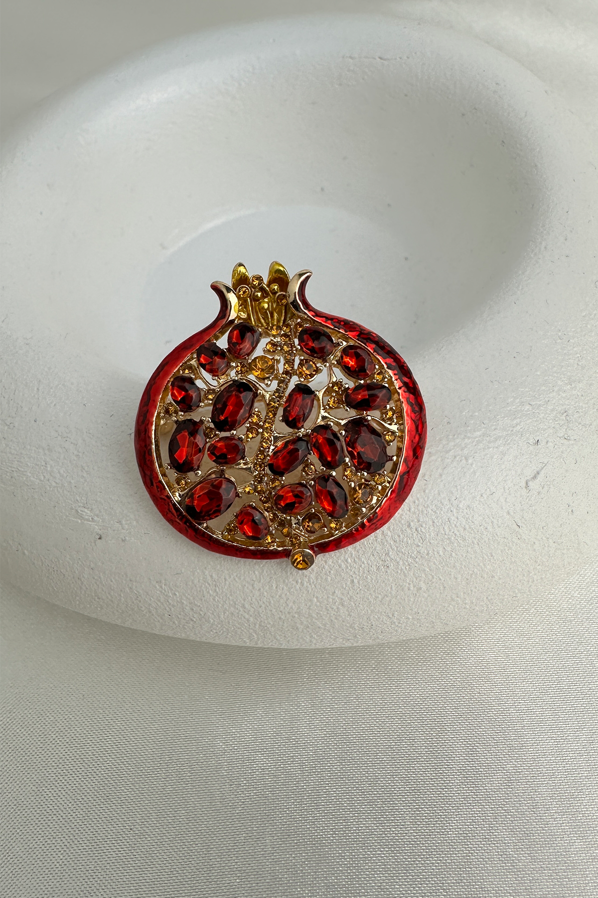 Altın Sarısı Kırmızı Taş Detay Nar Broş (3cm)