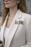 Altın Sarısı Renkli Taş Detay Love Broş (4cm)