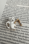 Beyaz Mineli Balık Tutan Kedi Broş (2cm)