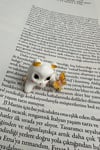 Beyaz Mineli Kelebek Tutan Sevimli Kedi Broş (3cm)