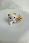 Beyaz Mineli Kelebek Tutan Sevimli Kedi Broş (3cm)