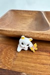 Beyaz Mineli Kelebek Tutan Sevimli Kedi Broş (3cm)