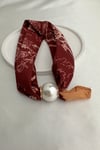 Bordo Desenli İnci Detay Fular Kolye (45cm)