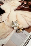 Mineli Beyaz Çiçekli İnci Detaylı Taşlı Yapraklı Broş (3cm)