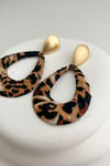 Oval metal Detaylı  Leopar Desenli Sallantılı Küpe (4*7)