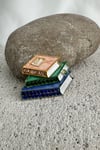 Renkli Kitap Figürlü,Taş Detaylı Tasarım Broş (3cm)