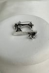 Retro Oyma Detay Taş Süslemeli Dikiş Makinası Broş (4cm)