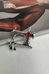 Retro Oyma Detay Taş Süslemeli Dikiş Makinası Broş (4cm)