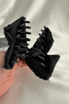 Saten Üzeri Siyah Pul Detay Üçgen Tasarım Kıskaç Toka (14cm)