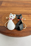 Siyah Beyaz Mineli Papyon Detay İkili Kedi Broş (4cm)