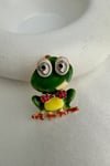 Yeşil Renk Kırmızı Taşlı Papyon Detay Kurbağa Broş (4cm)