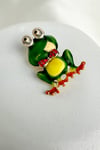 Yeşil Renk Kırmızı Taşlı Papyon Detay Kurbağa Broş (4cm)