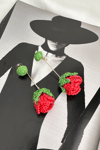 Yeşil Yaprak Örgü Sallantılı Gül Küpe (8cm)