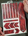 BCY35 Reflektif Cizilmeye Karsi Dayanikli Koruyucu Sticker Seti Petek Kamuflaj Desen Kirmizi Siyah