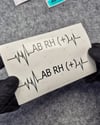 GIDWBT47 Karanlıkta Işıldayan Kalp Ritmi Desenli AB Rh Pozitif (+) Kan Grubu Etiketi 2 li Set