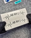GIDWBT48 Karanlıkta Işıldayan Kalp Ritmi Desenli AB Rh Negatif (-) Kan Grubu Etiketi 2 li Set