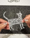 TWT14 Beyaz Motif Çalışma Kedi Etiketi Şeffaf Sticker