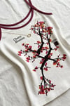 Beyaz Cherry Blossom Kırmızı Şerit Yaka Y2K Kısa Kollu Crop