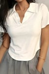 Beyaz Oval Kesim V Polo Yaka Kısa Kollu Crop