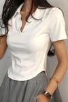 Beyaz Oval Kesim V Polo Yaka Kısa Kollu Crop