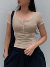Krem Düğmeli Kısa Kol Crop Top