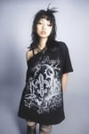 Siyah Abstract Pattern Tek Askı Detaylı Oversize Kısa Kollu Off-Shoulder T-Shirt