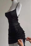 Siyah Büzgülü Sırt İpli & Dekolteli Askılı Gotik Y2K Elbise