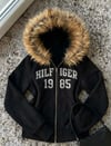 Siyah Kürklü HILFIGER 1985 Baskılı 3 İplik Y2K Kapüşonlu Hırka