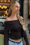 Siyah Şeritli Madonna Yaka Omuz Dekolteli Uzun Kollu Triko Crop Bluz