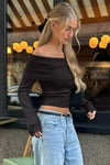 Siyah Şeritli Madonna Yaka Omuz Dekolteli Uzun Kollu Triko Crop Bluz