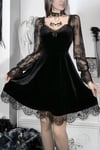 Siyah Vintage Gotik Dantel Kollu Fiyonklu Kadife Elbise