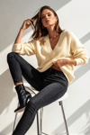Krem V Yaka Çiçek Motifli Oversize Triko Kazak