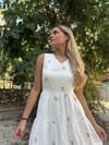 V Yaka Sarı Çiçek Nakışlı Uzun Eteği Katlı Fisto Elbise