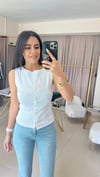 20975 KAYIK YAKA DÜĞMELİ KOLSUZ BLUZ BEYAZ