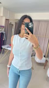 20975 KAYIK YAKA DÜĞMELİ KOLSUZ BLUZ BEYAZ