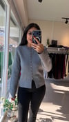 251110 DÜĞMELİ TRİKO HIRKA GRİ