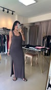 333 YANLARI YIRTMAÇLI MODAL ELBİSE KAHVE