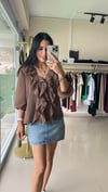36234 ORJİNAL MODEL ÖNÜ FIRFIRLI VOLANLI GÖMLEK KAHVE