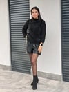 DİK YAKA YUMUŞAK DOKULU SİMLİ KAZAK 
