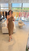 OMUZ DEKOLTELİ ELBİSE KAHVE