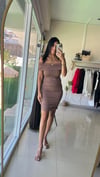OMUZLARI AÇIK GÜZGÜLÜ MİNİ ELBİSE KAHVE