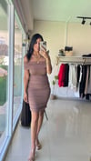 OMUZLARI AÇIK GÜZGÜLÜ MİNİ ELBİSE KAHVE