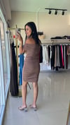 OMUZLARI AÇIK GÜZGÜLÜ MİNİ ELBİSE KAHVE