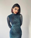 MAXİ BOY DİK YAKA UZUN KOL TÜL ELBİSE