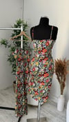 MİDİ BOY YANDAN İPLİ DRAPE DETAYLI  ASKILI ÇİÇEK DESEN ELBİSE