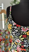 MİDİ BOY YANDAN İPLİ DRAPE DETAYLI  ASKILI ÇİÇEK DESEN ELBİSE