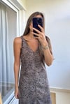 MİDİ YIRTMAÇ DETAYLI KALIN ASKILI ELBİSE